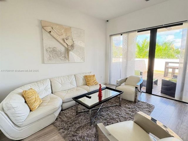 Продажа дома по адресу 5200 NW 83rd Ct - фото 5976472