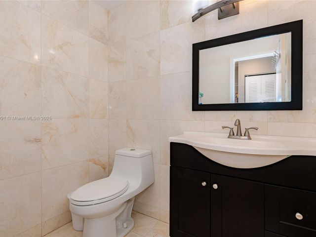 Продажа дома по адресу 11733 NW 11th St - фото 5976872