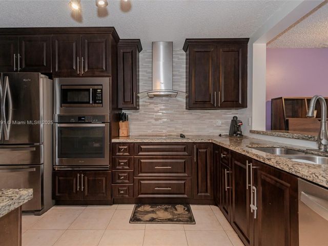 Продажа дома по адресу 11733 NW 11th St - фото 5976875