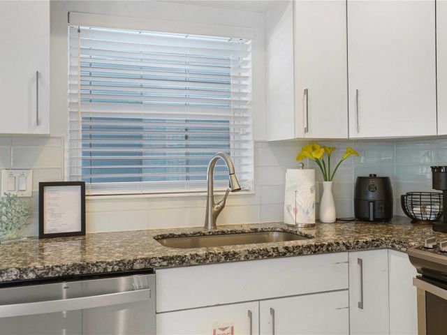 Дом в аренду по адресу 2716 N Ocean Blvd - фото 6003021