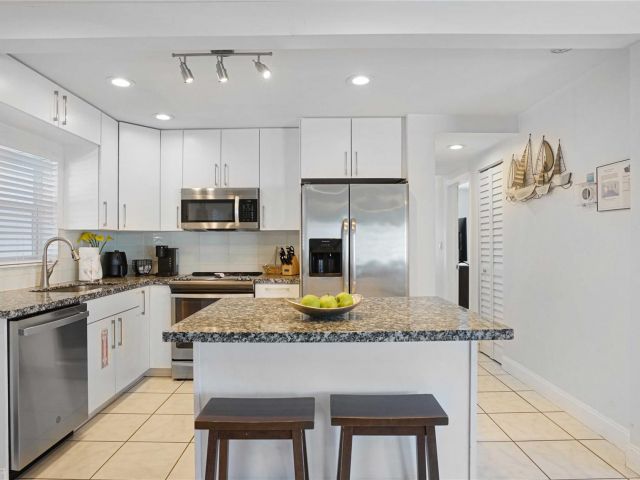 Дом в аренду по адресу 2716 N Ocean Blvd - фото 6003031