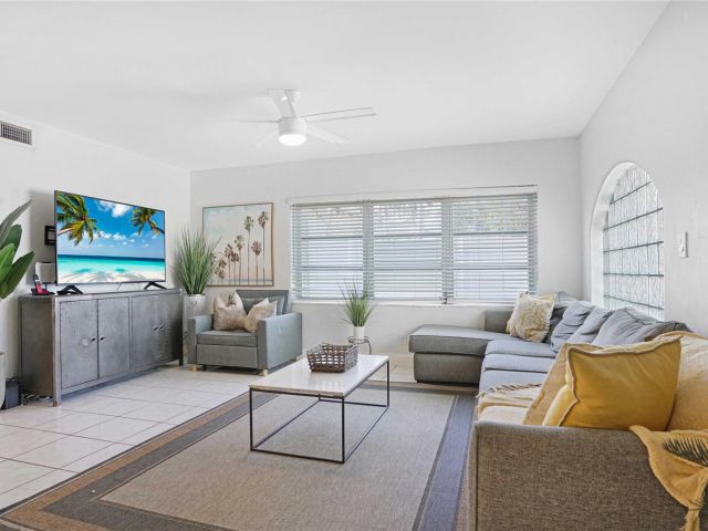 Дом в аренду по адресу 2716 N Ocean Blvd - фото 6003033