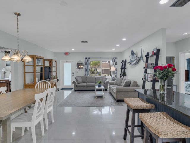 Дом в аренду по адресу 348 SE 18th Avenue - фото 5982748