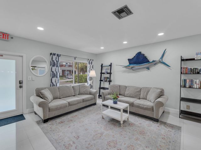 Дом в аренду по адресу 348 SE 18th Avenue - фото 5982754