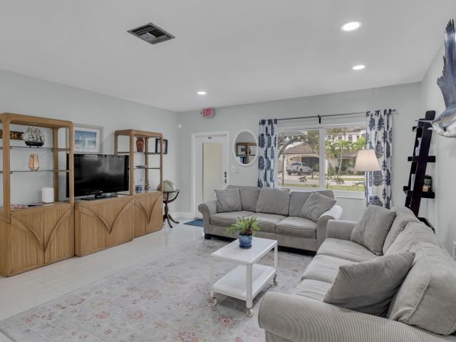 Дом в аренду по адресу 348 SE 18th Avenue - фото 5982755