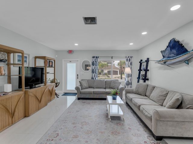 Дом в аренду по адресу 348 SE 18th Avenue - фото 5982756