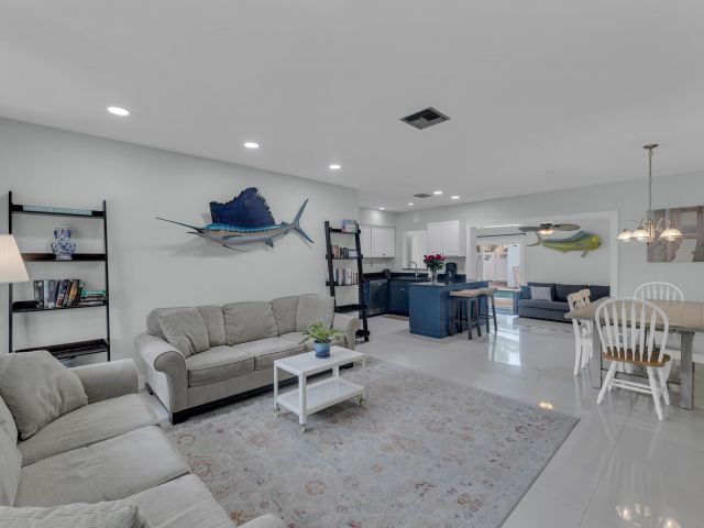 Дом в аренду по адресу 348 SE 18th Avenue - фото 5982757