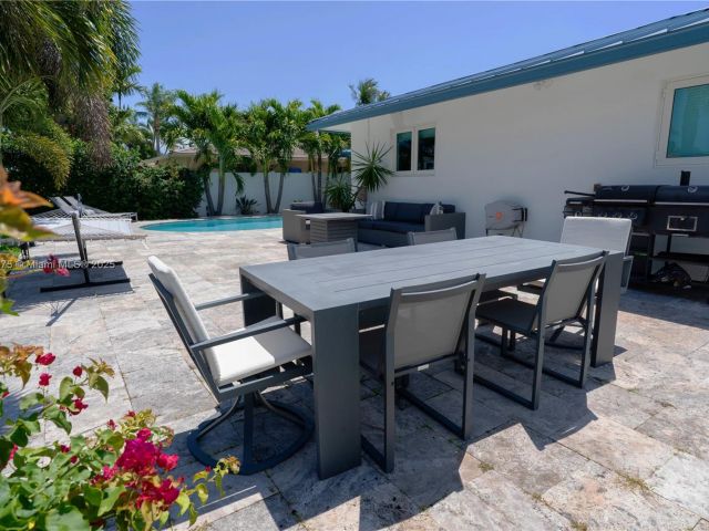 Продажа дома по адресу 2711 NE 57th Ct - фото 5979376