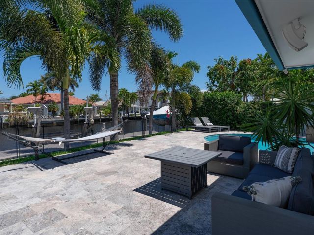 Продажа дома по адресу 2711 NE 57th Ct - фото 5979377