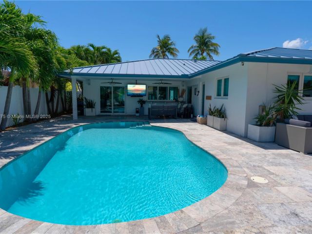 Продажа дома по адресу 2711 NE 57th Ct - фото 5979380