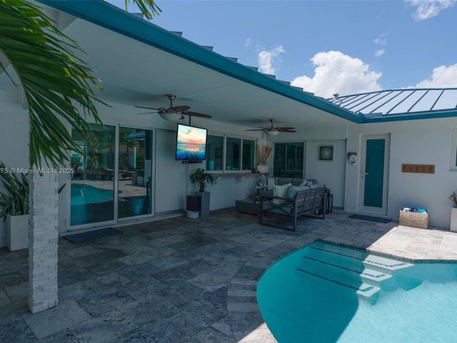 Продажа дома по адресу 2711 NE 57th Ct - фото 5979381