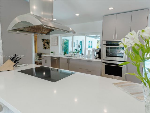 Продажа дома по адресу 2711 NE 57th Ct - фото 5979382