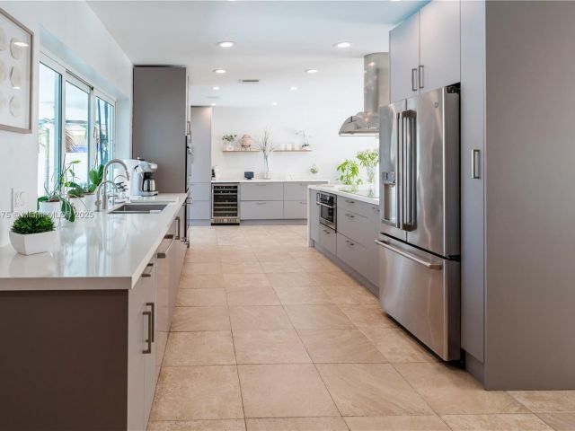 Продажа дома по адресу 2711 NE 57th Ct - фото 5979383