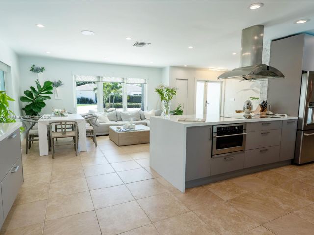 Продажа дома по адресу 2711 NE 57th Ct - фото 5979384