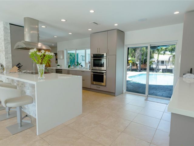 Продажа дома по адресу 2711 NE 57th Ct - фото 5979385