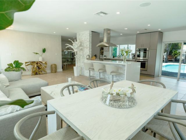 Продажа дома по адресу 2711 NE 57th Ct - фото 5979386