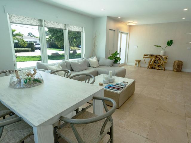 Продажа дома по адресу 2711 NE 57th Ct - фото 5979387