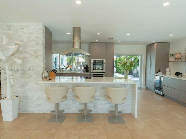 Продажа дома по адресу 2711 NE 57th Ct - фото 5979388