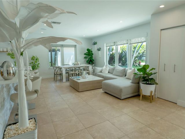 Продажа дома по адресу 2711 NE 57th Ct - фото 5979389