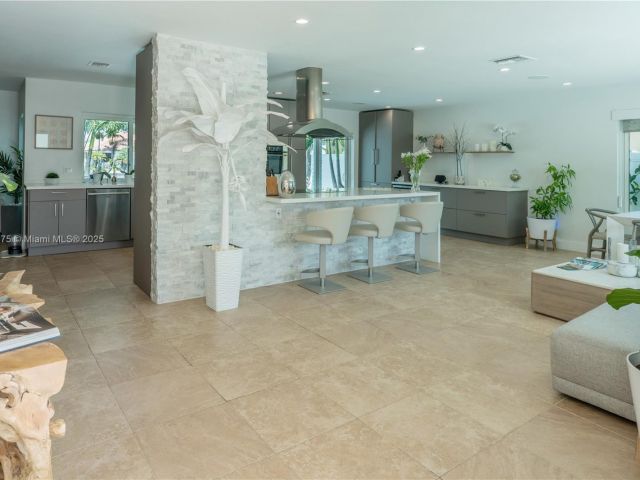 Продажа дома по адресу 2711 NE 57th Ct - фото 5979390