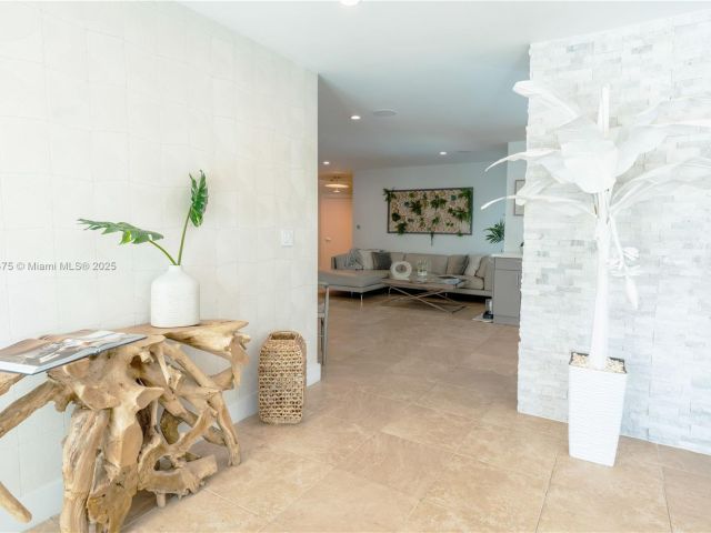 Продажа дома по адресу 2711 NE 57th Ct - фото 5979391