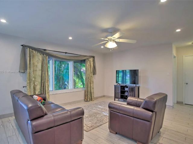 Продажа дома по адресу 5111 NE 15th Ave - фото 5979396