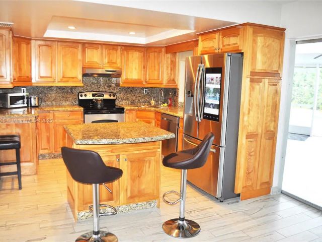 Продажа дома по адресу 5111 NE 15th Ave - фото 5979400