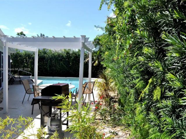 Продажа дома по адресу 5111 NE 15th Ave - фото 5979409