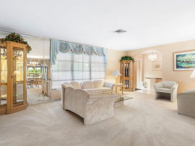 Продажа дома по адресу 3163 NE 8th Avenue - фото 5995712