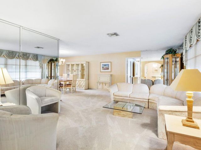 Продажа дома по адресу 3163 NE 8th Avenue - фото 5995713