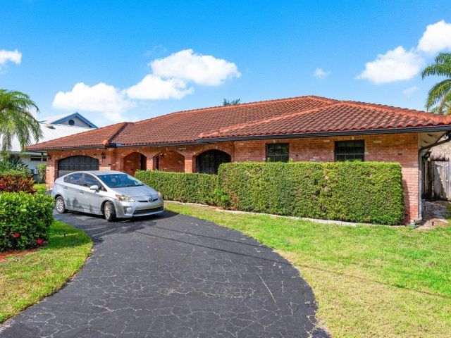 Продажа дома по адресу 3163 NE 8th Avenue - фото 5995714