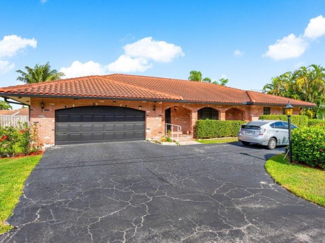 Продажа дома по адресу 3163 NE 8th Avenue - фото 5995715