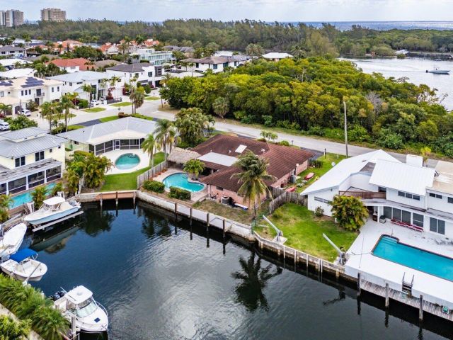 Продажа дома по адресу 3163 NE 8th Avenue - фото 5995716