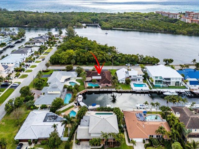 Продажа дома по адресу 3163 NE 8th Avenue - фото 5995717