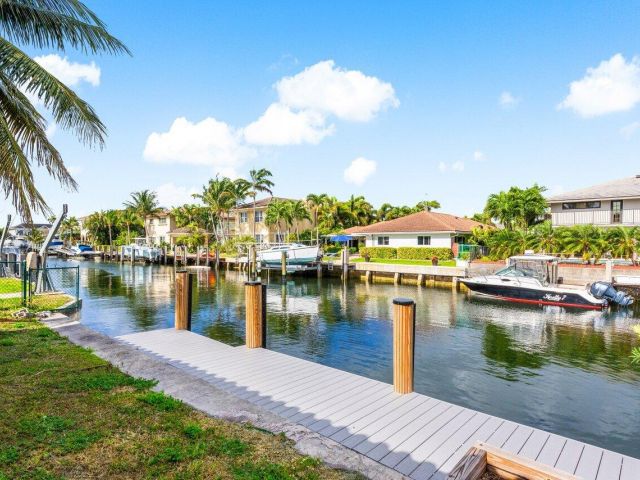 Продажа дома по адресу 3163 NE 8th Avenue - фото 5995718