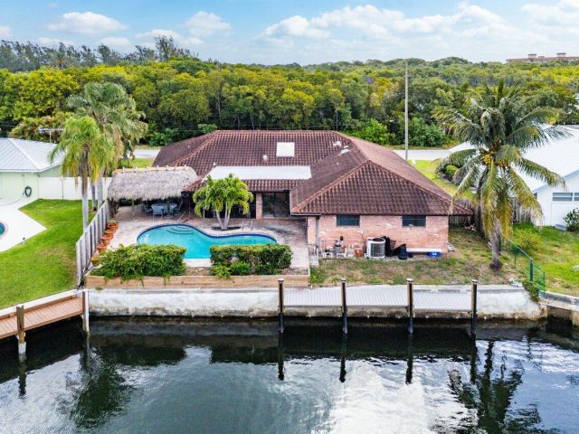 Продажа дома по адресу 3163 NE 8th Avenue - фото 5995719