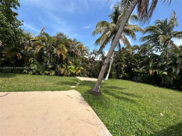 Продажа дома по адресу 1575 SW 12th Ave - фото 6112744