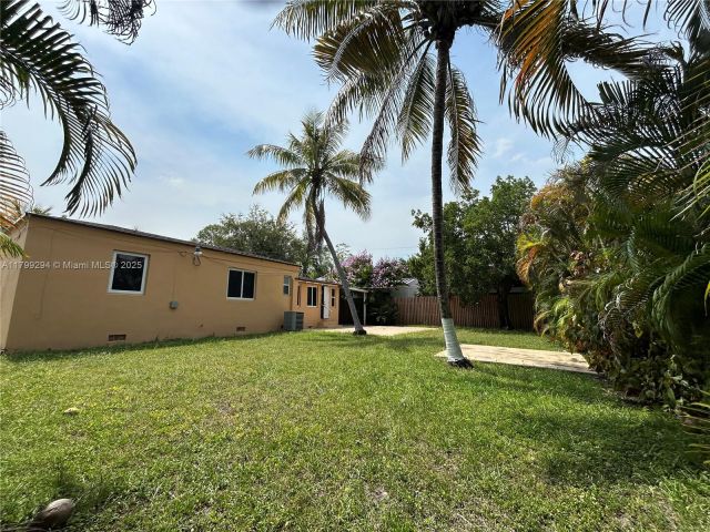 Продажа дома по адресу 1575 SW 12th Ave - фото 6112745