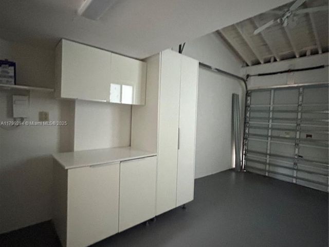 Продажа дома по адресу 1575 SW 12th Ave - фото 6112746