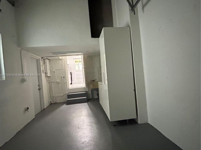 Продажа дома по адресу 1575 SW 12th Ave - фото 6112747