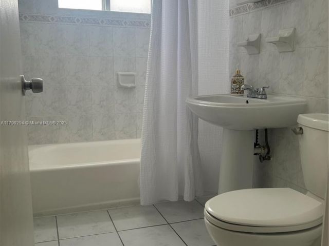 Продажа дома по адресу 1575 SW 12th Ave - фото 6112749