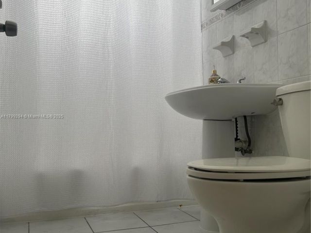 Продажа дома по адресу 1575 SW 12th Ave - фото 6112750