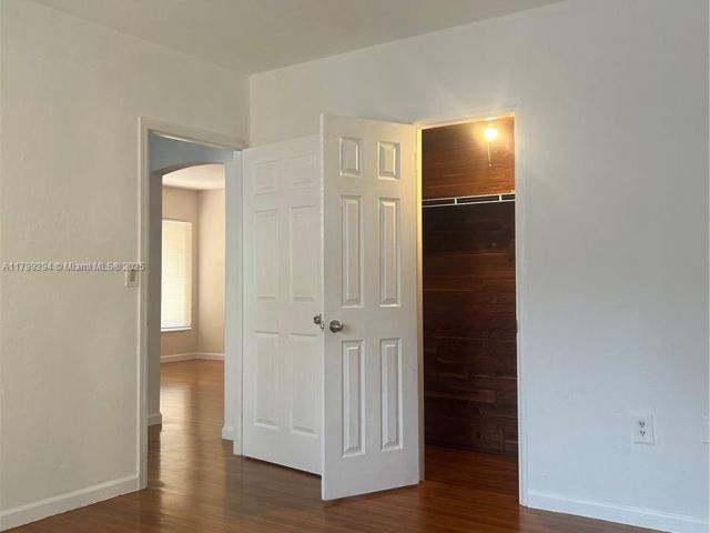 Продажа дома по адресу 1575 SW 12th Ave - фото 6112752