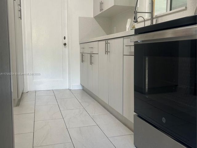 Продажа дома по адресу 1575 SW 12th Ave - фото 6112754