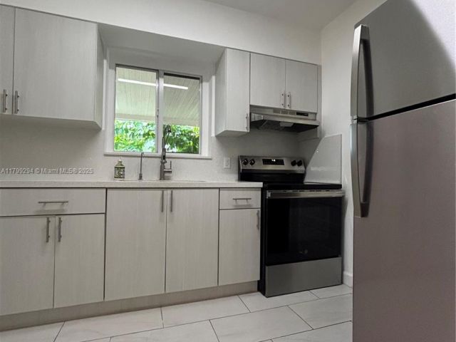 Продажа дома по адресу 1575 SW 12th Ave - фото 6112755