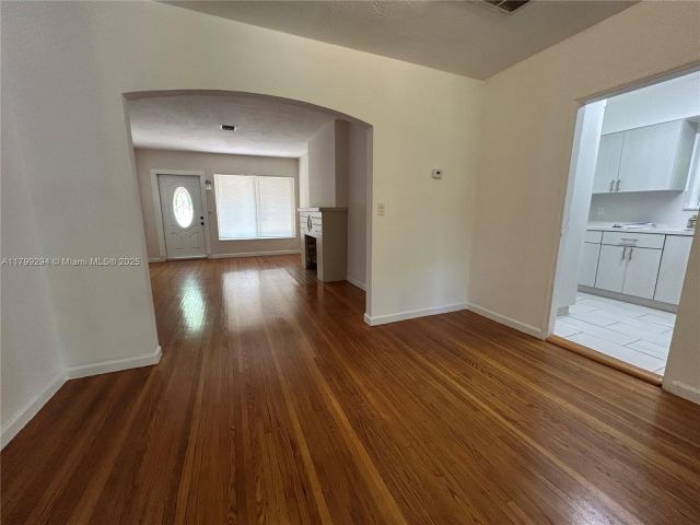 Продажа дома по адресу 1575 SW 12th Ave - фото 6112756