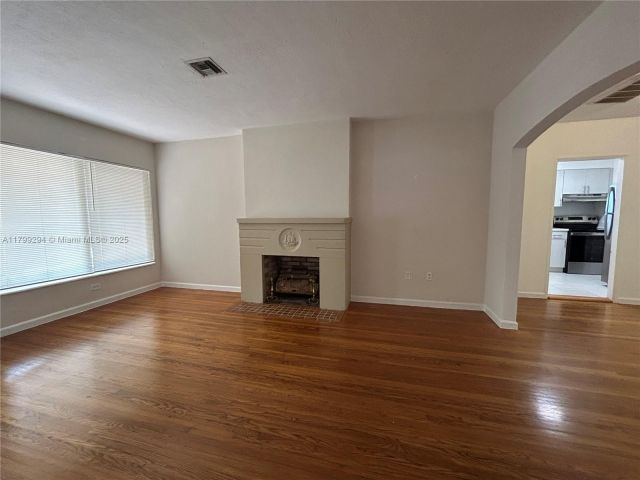 Продажа дома по адресу 1575 SW 12th Ave - фото 6112758