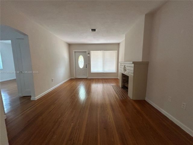 Продажа дома по адресу 1575 SW 12th Ave - фото 6112759