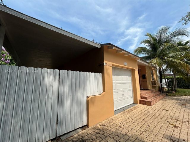 Продажа дома по адресу 1575 SW 12th Ave - фото 6112760