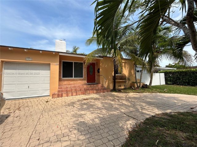 Продажа дома по адресу 1575 SW 12th Ave - фото 6112762